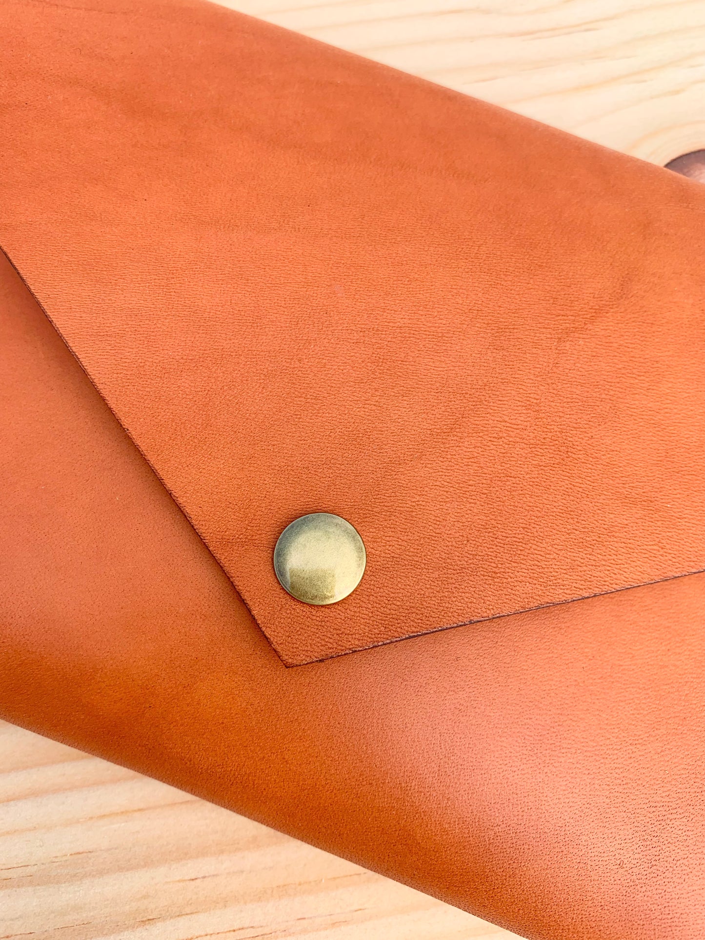 Clutch sencillo de piel color canela