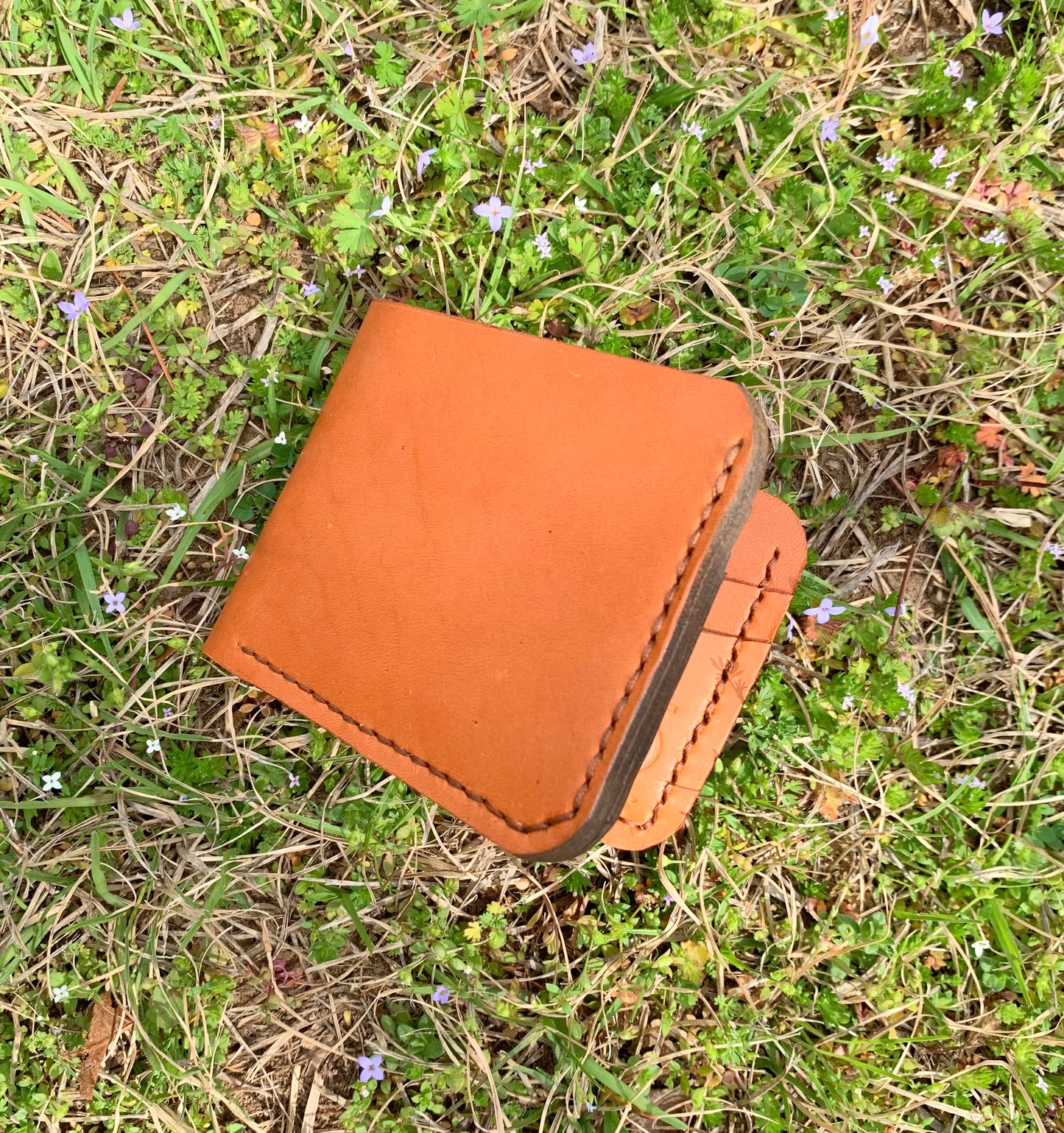 Cartera plegable de cuero color canela