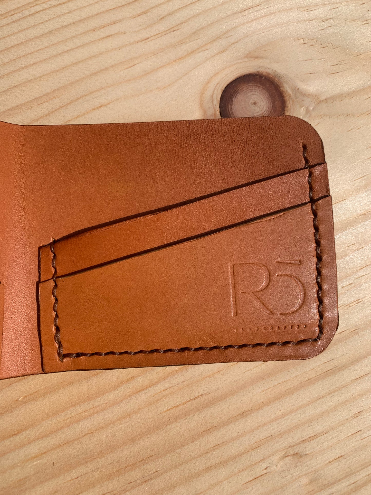 Cartera plegable de cuero color canela
