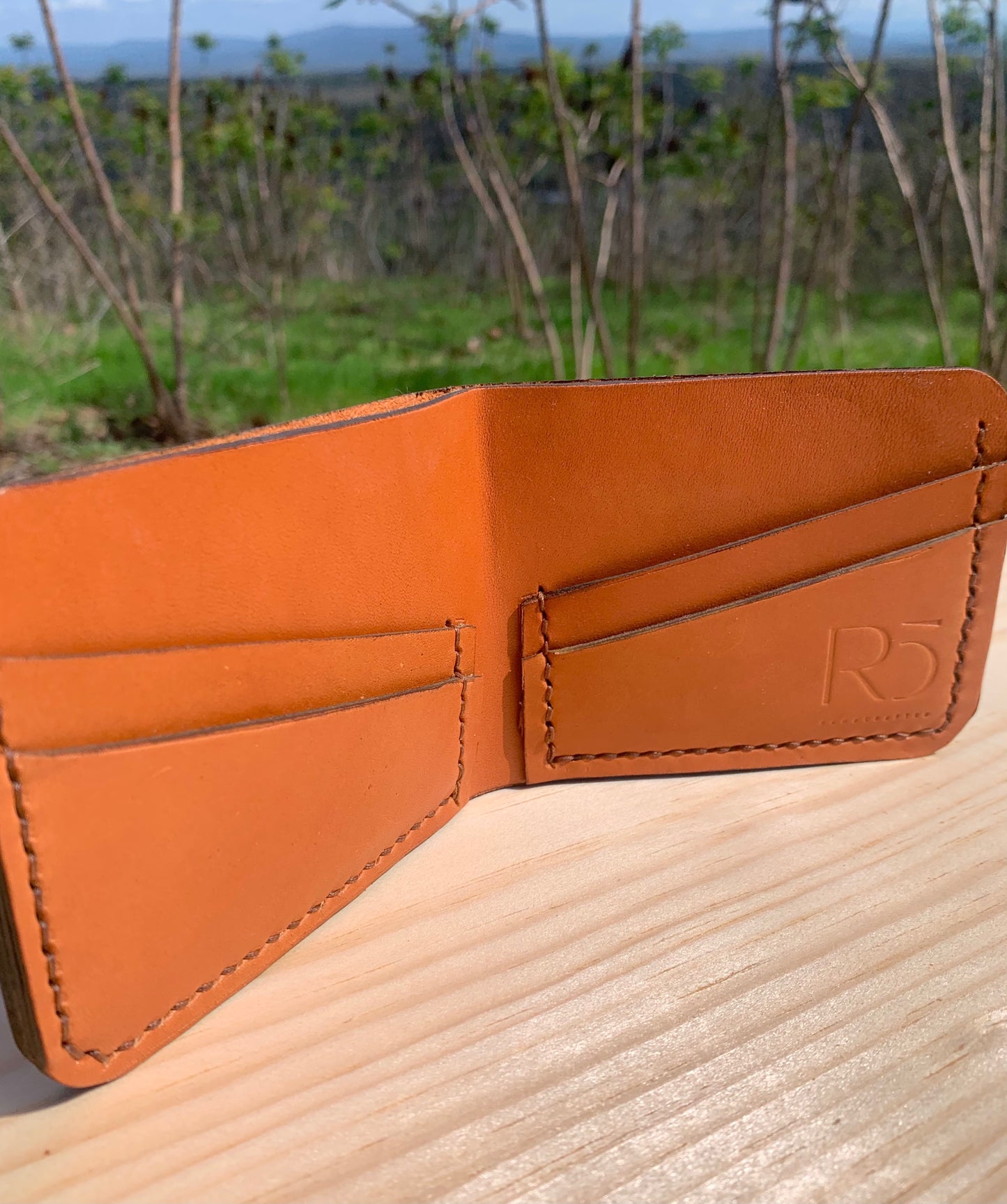 Cartera plegable de cuero color canela