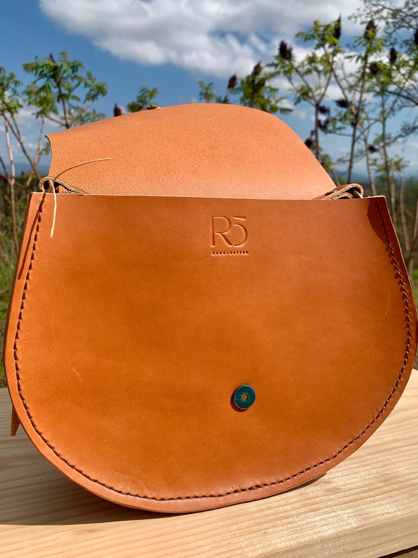 Bolso bandolera tipo alforja de piel color canela