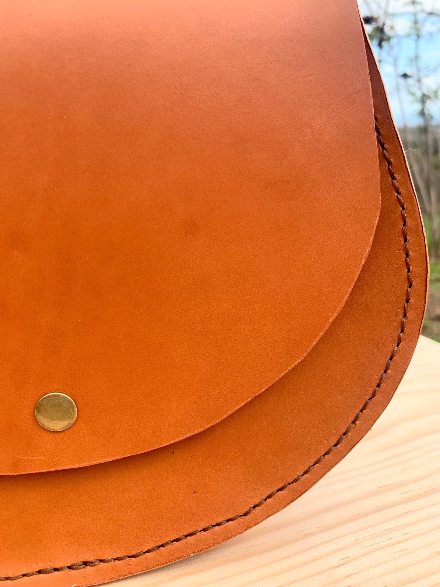 Bolso bandolera tipo alforja de piel color canela