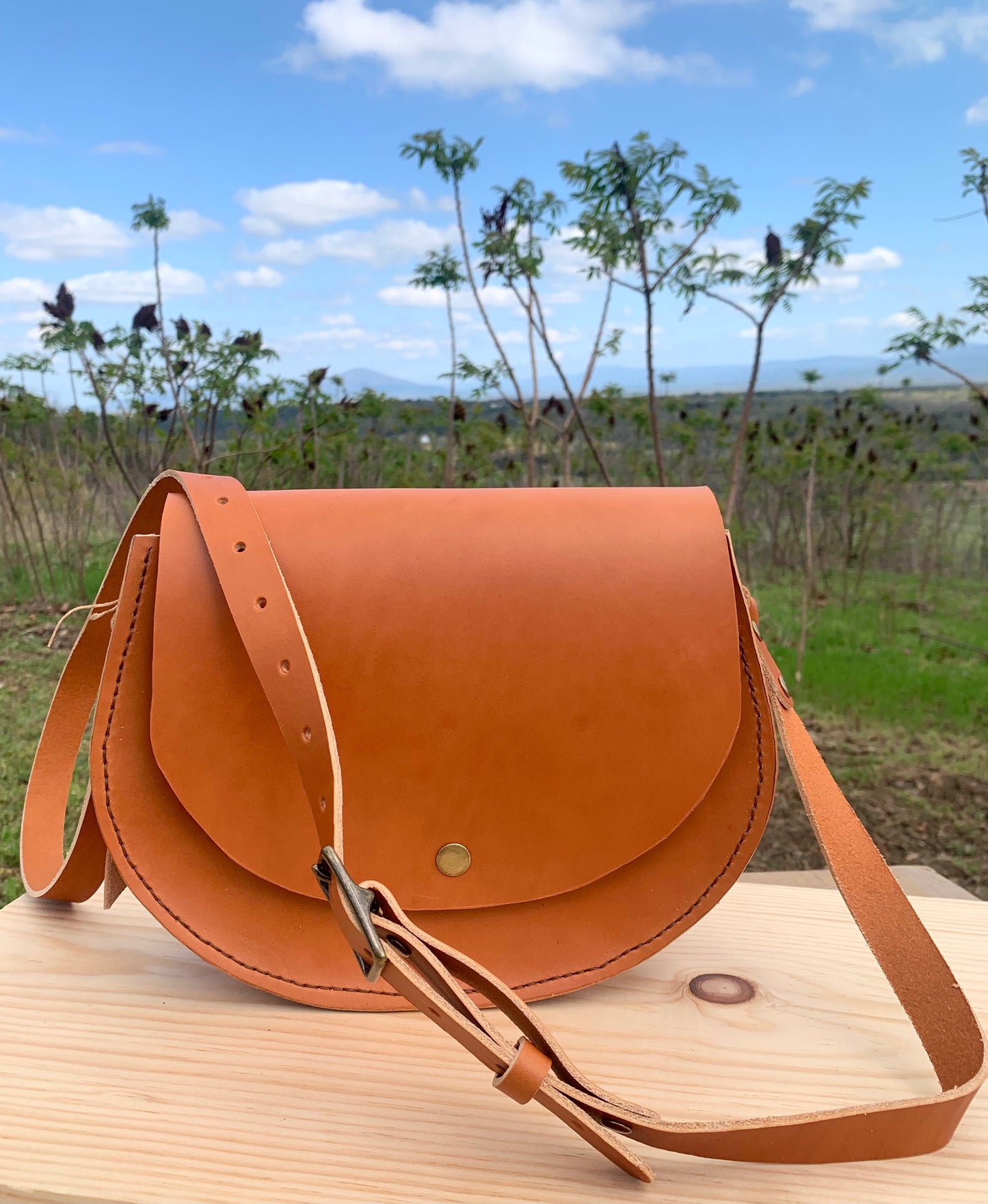 Bolso bandolera tipo alforja de piel color canela