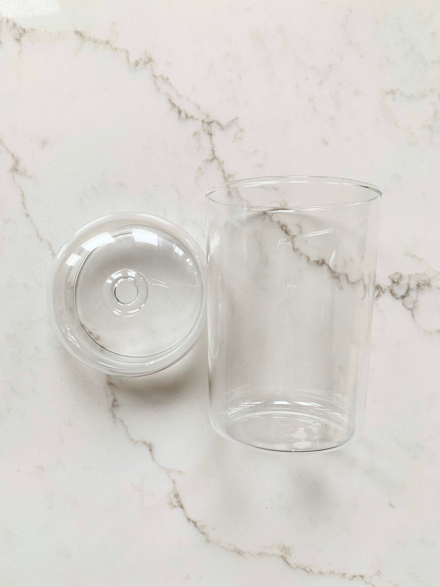 Vaso de vidrio transparente con pajita