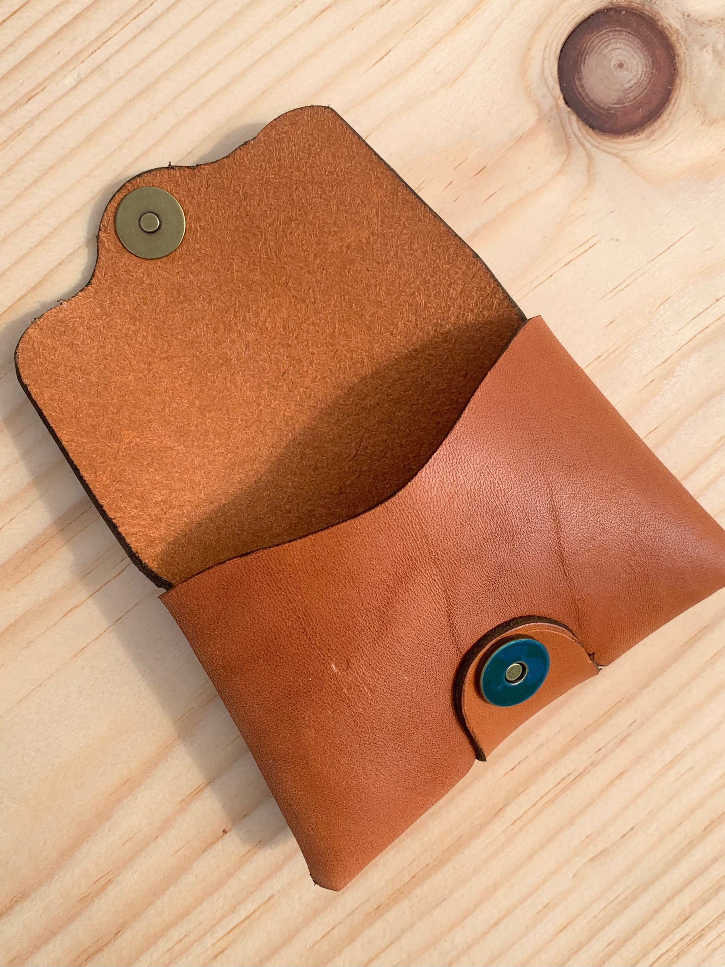 Cartera para tarjetas de cuero color canela
